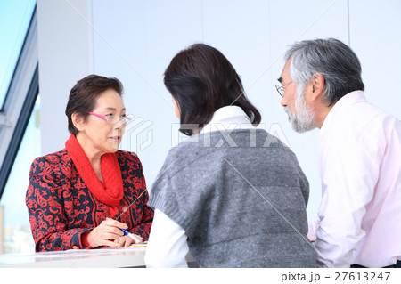 相談を受ける占い師 27613247