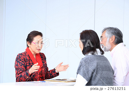 相談を受ける占い師 相談を受ける占い師 27613251