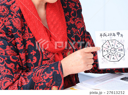 相談を受ける占い師 相談を受ける占い師 27613252