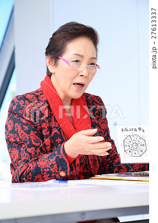 予想する占い師 27613337