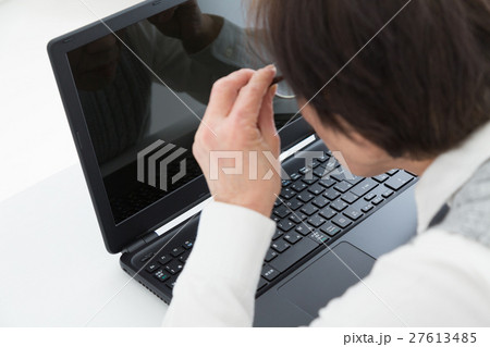 老眼に悩むシニア　パソコン 27613485