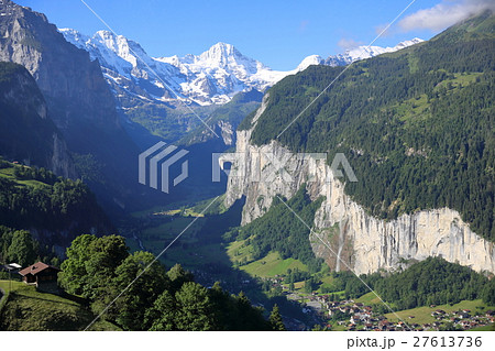 スイス　ラウターブルネン　U字谷　 27613736