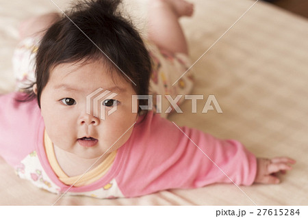 飛行機ポーズの赤ちゃんの写真素材