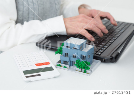 住宅イメージ　シニア　白バック 27615451