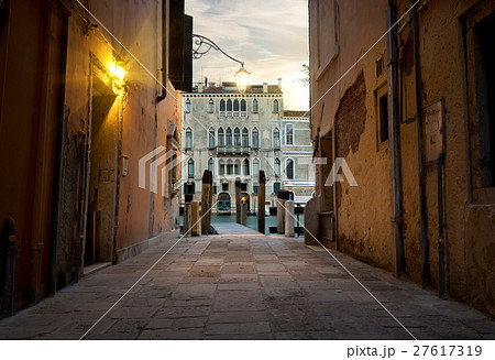 Narrow street in Venice 27617319