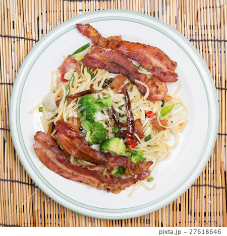 Spicy bacon spaghetti on the plate Spicy bacon spaghetti on the plate 27618646