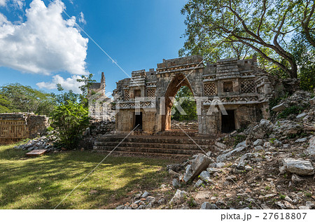 Ancient arch at Labna mayan ruins, Yucatan, Mexico Ancient arch at Labna mayan ruins, Yucatan, Mexico 27618807