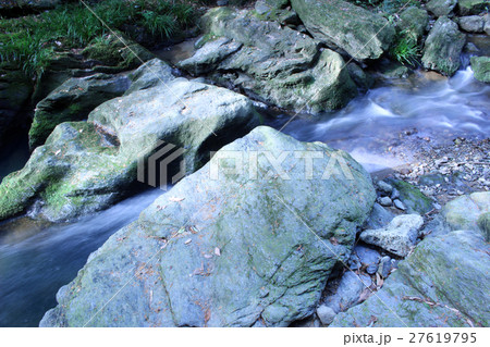 奈良県と和歌山県の県境にある名所「飛び越え石」 奈良県と和歌山県の県境にある名所「飛び越え石」 27619795