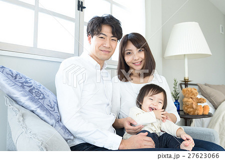 若い3人家族、赤ちゃん 若い3人家族、赤ちゃん 27623066
