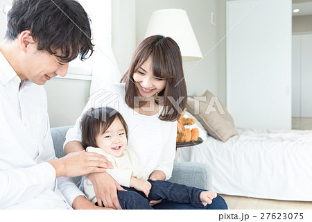 若い3人家族、赤ちゃん 若い3人家族、赤ちゃん 27623075