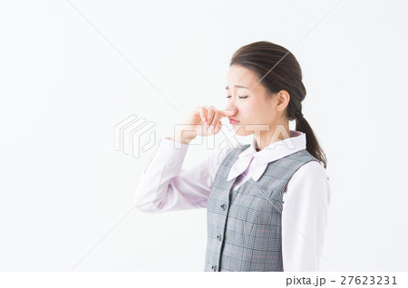 鼻を押さえる女性(OL ビジネス) 鼻を押さえる女性(OL ビジネス) 27623231