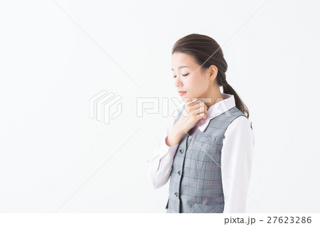 喉をおさえる女性（OL ビジネス） 27623286