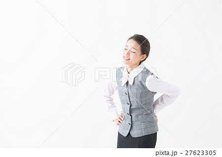 腰、お腹をおさえる女性（OL ビジネス） 27623305