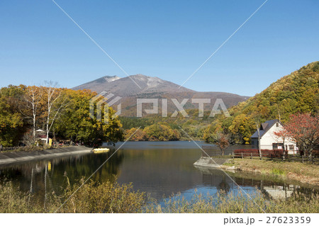 青く澄んだ湖面に不忘山の山影と紅葉を映し出す長老湖畔の遊歩道散策ボート遊び釣りも楽しめる美しい湖 27623359