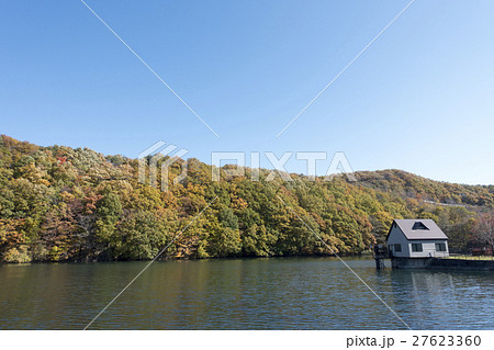 青く澄んだ湖面に不忘山の山影と紅葉を映し出す長老湖畔の遊歩道散策ボート遊び釣りも楽しめる美しい湖 青く澄んだ湖面に不忘山の山影と紅葉を映し出す長老湖畔の遊歩道散策ボート遊び釣りも楽しめる美しい湖 27623360