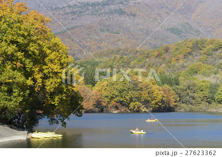 青く澄んだ湖面に不忘山の山影と紅葉を映し出す長老湖畔の遊歩道散策ボート遊び釣りも楽しめる美しい湖 27623362