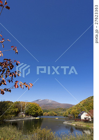 青く澄んだ湖面に不忘山の山影と紅葉を映し出す長老湖畔の遊歩道散策ボート遊び釣りも楽しめる美しい湖 青く澄んだ湖面に不忘山の山影と紅葉を映し出す長老湖畔の遊歩道散策ボート遊び釣りも楽しめる美しい湖 27623363