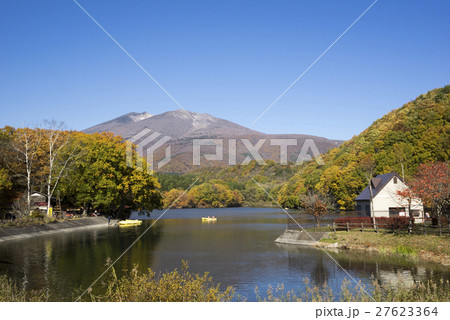 青く澄んだ湖面に不忘山の山影と紅葉を映し出す長老湖畔の遊歩道散策ボート遊び釣りも楽しめる美しい湖 青く澄んだ湖面に不忘山の山影と紅葉を映し出す長老湖畔の遊歩道散策ボート遊び釣りも楽しめる美しい湖 27623364