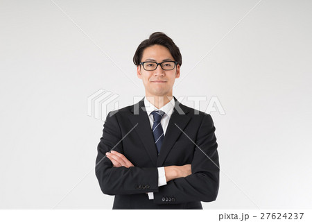 腕組をするビジネスマン 27624237