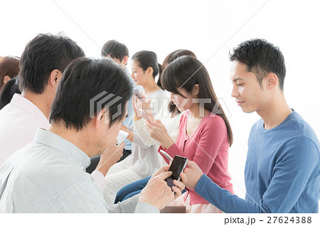 スマートフォンを使う集団 27624388
