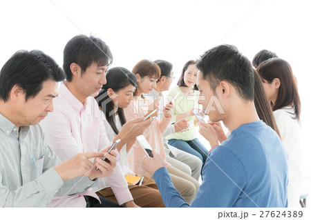 スマートフォンを使う集団 27624389