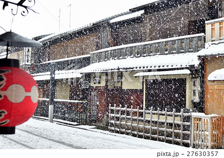 京都祇園の雪景色 27630357