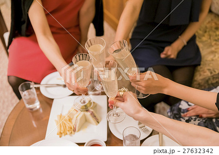 ホテル女子会　パーティー　乾杯 27632342
