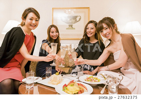ホテル女子会 パーティー 乾杯の写真素材