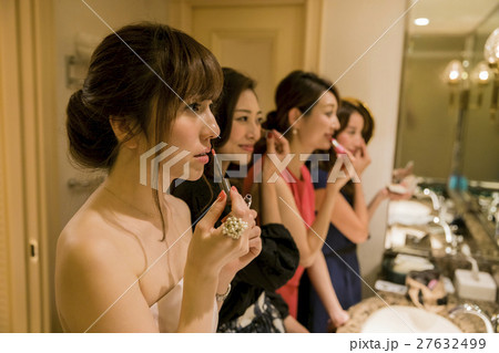 ホテル女子会　パウダールーム　化粧直し 27632499