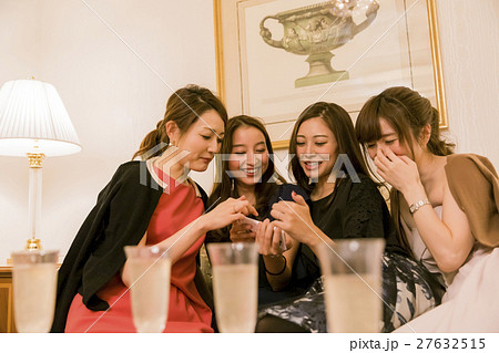 ホテル女子会 パーティー スマートフォンの写真素材