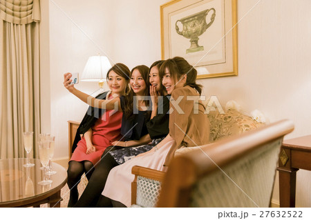 ホテル女子会　スマートフォン　自撮り 27632522
