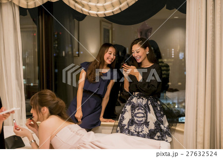 ホテル女子会 化粧直し おしゃべり ホテル女子会 化粧直し おしゃべり 27632524