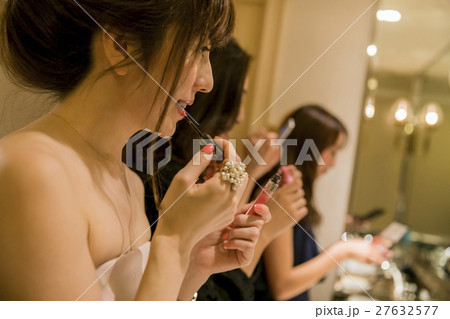 ホテル女子会 パウダールーム 化粧直し ホテル女子会 パウダールーム 化粧直し 27632577