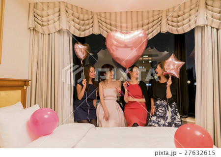 ホテル女子会　風船　ポートレート 27632615