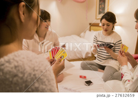 ホテル女子会 カードゲームの写真素材