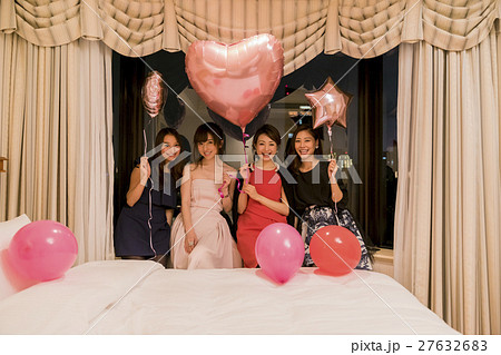 ホテル女子会　風船　ポートレート 27632683