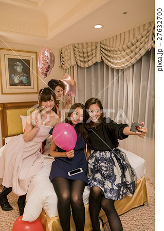 ホテル女子会 自撮り 記念写真 の写真素材