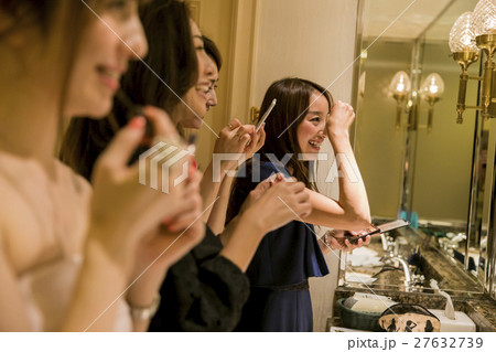 ホテル女子会 パウダールーム 化粧直し ホテル女子会 パウダールーム 化粧直し 27632739