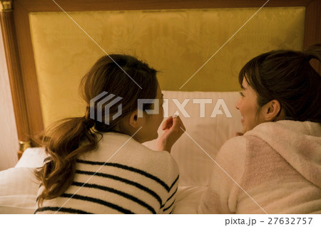 ホテル女子会　パジャマ　おしゃべり 27632757