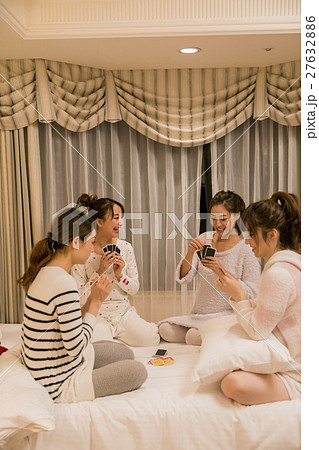 ホテル女子会　カードゲームを楽しむ仲間 27632886