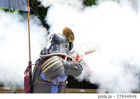 火縄銃を撃っている鎧武者 27634849