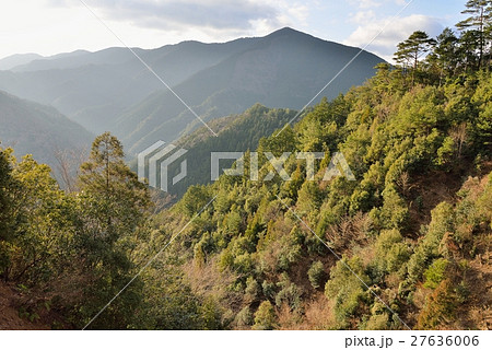 朝陽に照らされる玉置山 27636006