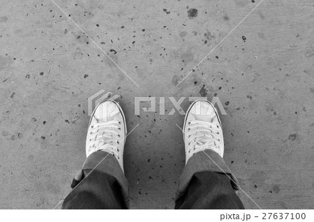 Foot and legs seen from above Foot and legs seen from above 27637100