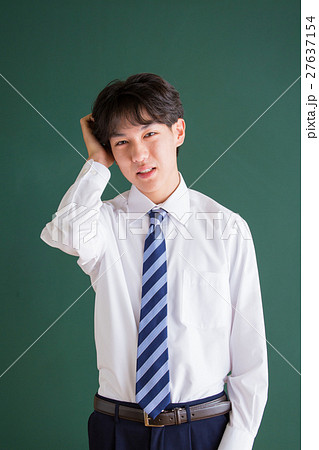 謝る男子高校生の写真素材