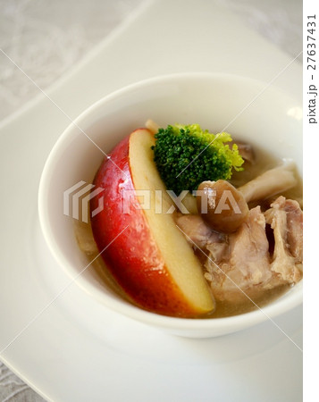鶏肉とりんごのスープ (ハイアングル) 鶏肉とりんごのスープ (ハイアングル) 27637431