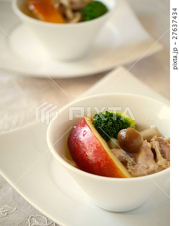 鶏肉とりんごのスープ　（縦位置） 27637434
