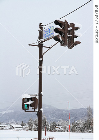 雪国の縦型信号機の写真素材
