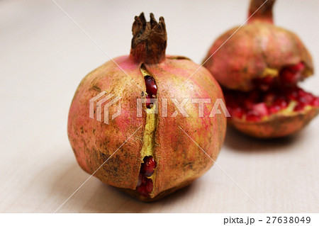 熟した2つの柘榴 熟した2つの柘榴 27638049