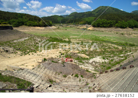 水が抜けた藤沼湖　 27638152