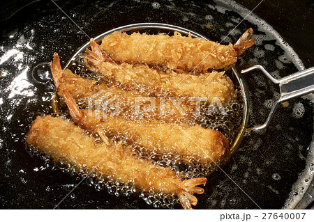 油で揚げているエビフライ(調理中) 油で揚げているエビフライ(調理中) 27640007